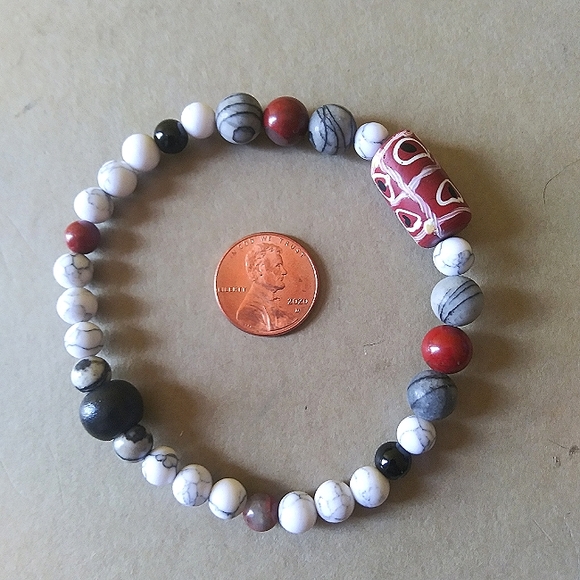 African Trade Bead and Howlite Bracelet - Picture 2 of 4